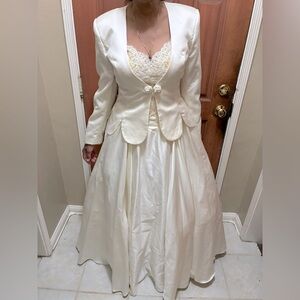 Elegant Cream Women's Wedding Dress with Jacket. Brand New. Never worn.